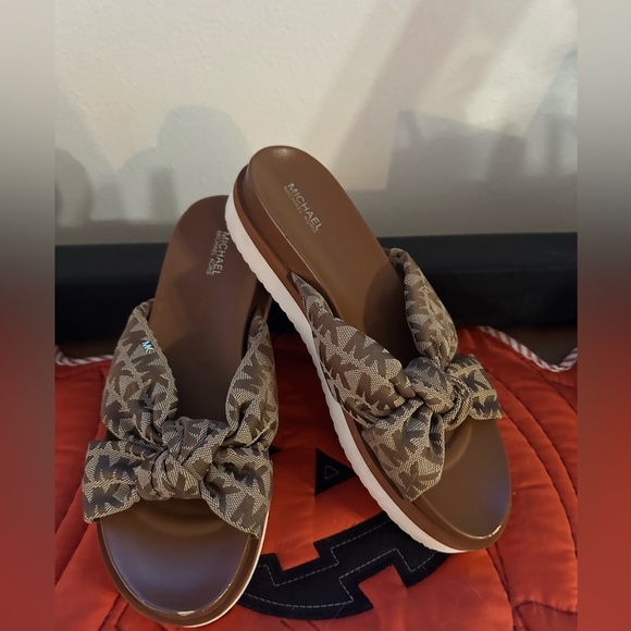 Michael kors tan slip on sandals brown/white MK logo knotted sandals 8/9 - Picture 1 of 9